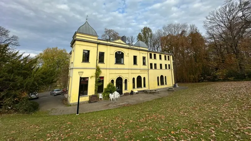 Jeugdwerkorganisatie Koning Kevin maakt ook komende 99 jaar gebruik van gele kasteel op Heiberg in Kessel-Lo: "We gaan het gebouw zeker opfrissen"