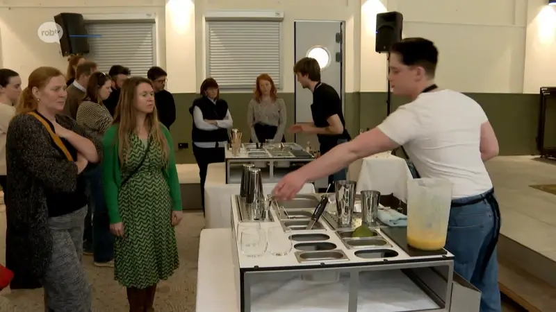 Bartenders gezocht in Leuven, verschillende organisaties bieden samen gratis opleiding aan: "Als alles goed gaat hoop ik binnenkort cocktails te kunnen maken op de Oude Markt"