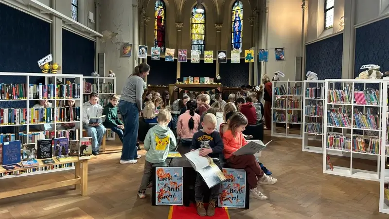 School opent nieuwe bibliotheek in 19e eeuwse kapel in Veltem-Beisem bij Herent: "Tot een juweeltje omgetoverd"