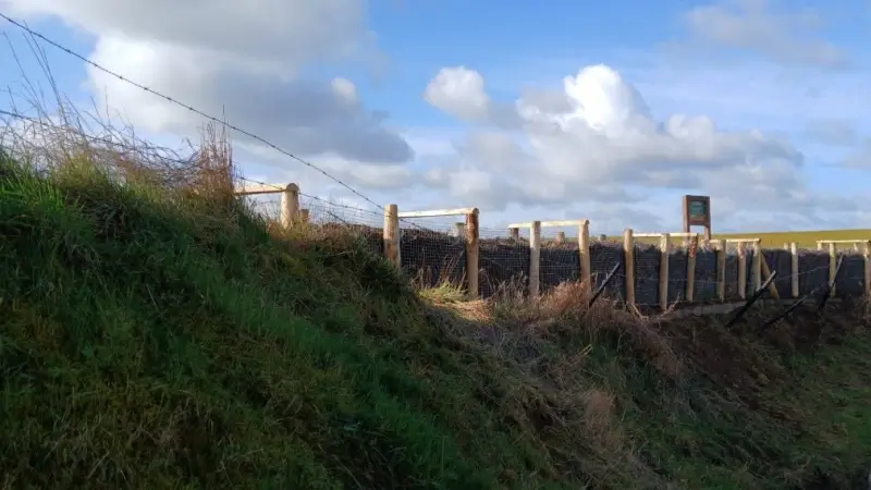 Provincie Vlaams-Brabant en gemeente Tielt-Winge bouwen houthakseldam tegen water- en modderoverlast in Zilverbergstraat