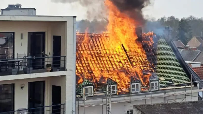 Zware uitslaande woningbrand in Oude Kleerkoperstraat in Tienen: geen gewonden, maar schade is enorm