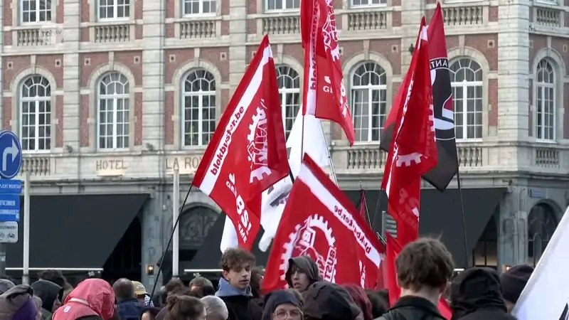 Eerste betoging vertrokken op Martelarenplein in Leuven, politie massaal aanwezig in binnenstad