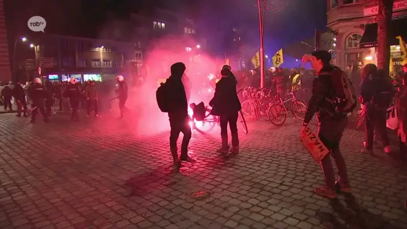 Politie begeleidt groep van 40 tot 50 voetbalhooligans naar hun auto na mars van NSV