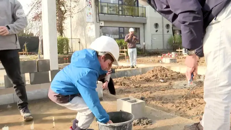 Nieuw gebouw basisschool De Kraal moet klaar zijn tegen midden volgend jaar: "Vanochtend symbolische eerstesteenlegging"