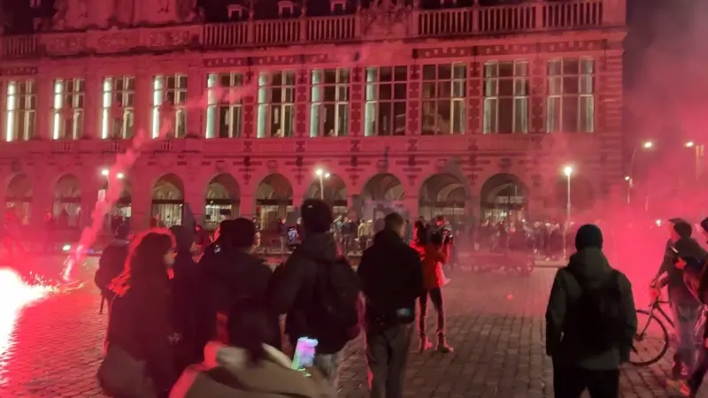 Twintigtal betogers opgepakt en enkele gewonden na rellen op NSV-betoging in Leuven: "Iemand gooide vanop balkon glas op mijn hoofd"