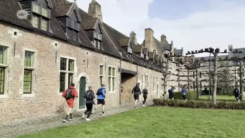 7 lopers lopen door alle straten van Leuvense binnenstad