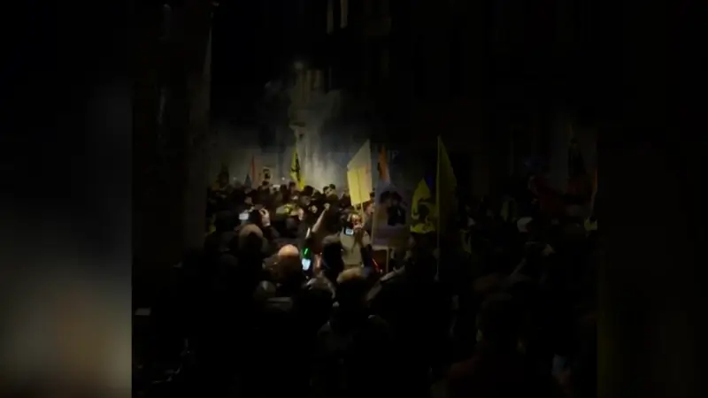 Hitlergroeten tijdens NSV-betoging in Leuven, duidelijk te zien op beelden van ROBtv: parket opent onderzoek