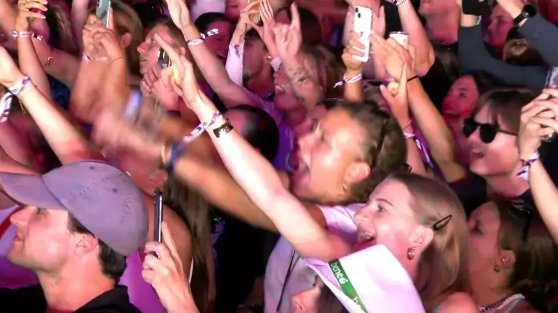 Ook Guus Meeuwis, Snelle, Kraantje Pappie, Luna en Aaron Blommaert op familiedag Suikerrock