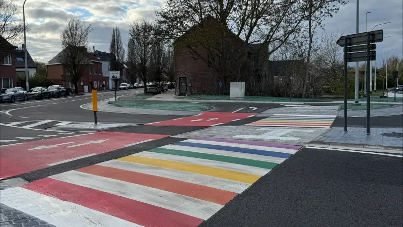 Nieuw regenboogzebrapad op Mechelsesteenweg in Herent