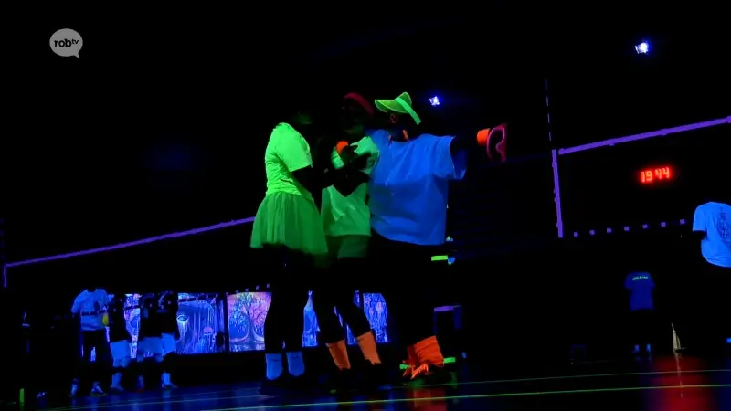 Glow-in-the-darktornooi VBC Betekom wil mensen op een leuke manier laten kennismaken met volleybal: “Het lijkt soms alsof de bal in 'slow motion' gaat”