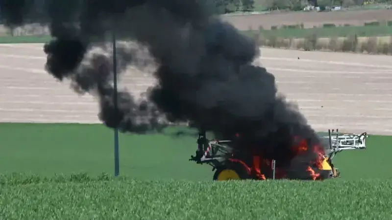 Landbouwvoertuig gaat in de vlammen op langs drukke Sint-Truidensesteenweg in Linter