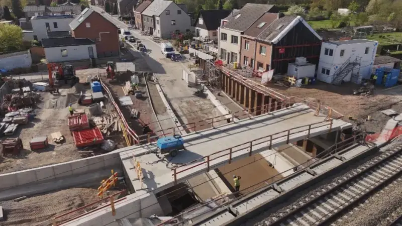Bouw nieuwe fietsbrug aan station van Wezemaal volop bezig, project afgerond voor begin zomervakantie