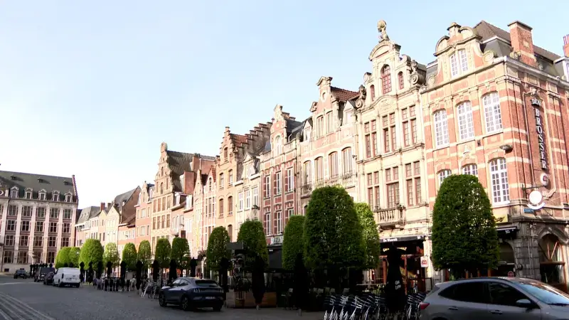 Ex-gedetineerde die politieagenten in gezicht sloeg op Oude Markt in Leuven blijft maand langer in de cel