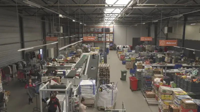 Aantal textielcontainers neemt af in onze regio: "Doneer alstublieft alleen herbruikbare kledij en geen afval"