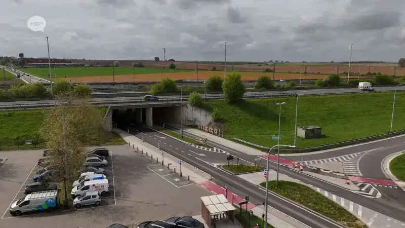 Hinder tot midden juli door werken aan onderkant van brug E40 in Landen