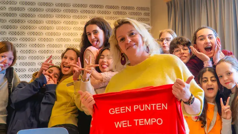 Mevrouw Massart loopt als laatste over de meet tijdens de Leuven Marathon: "Zat met mijn papa in mijn hoofd, wou niet opgeven"