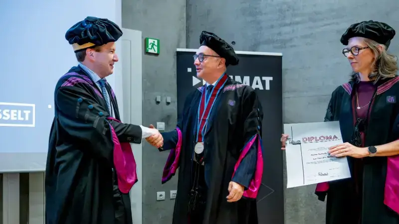 Luc Van den hove krijgt eredoctoraat van universiteit Hasselt