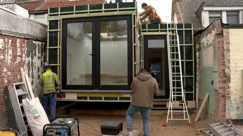 Bouwbedrijf plaatst gloednieuwe woning in Leuven op amper één dag tijd