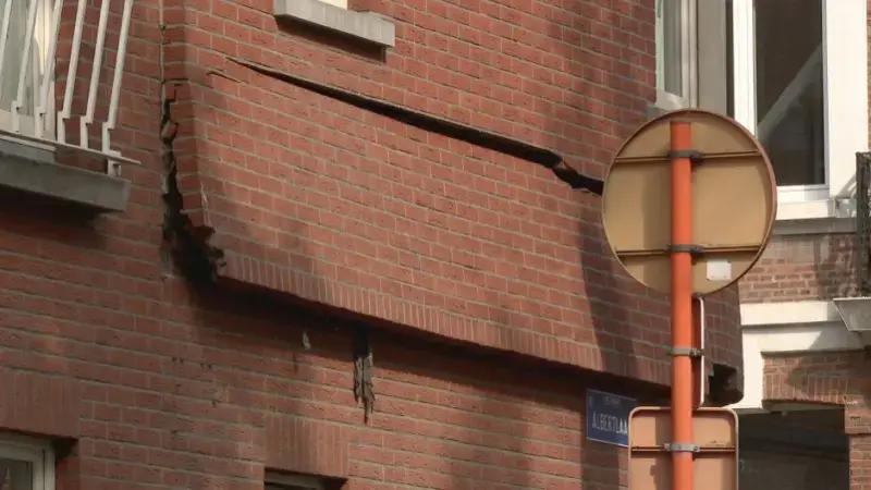 Deel van Albertlaan in Aarschot afgesloten nadat stenen van gevel op hoek met Statiestraat zijn losgekomen