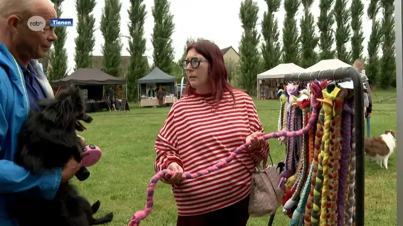 Eerste grote hondenmarkt in Tienen: "Er worden leuke dingen verkocht, zoals badjasjes voor honden, gezonde koekjes en matten"