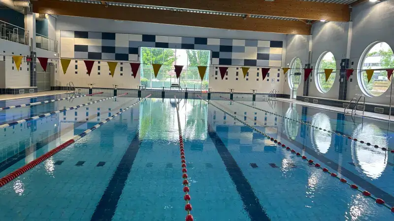 Zwembad De Blyckaert in Tienen gaat woensdag na 3 maanden renovatie gedeeltelijk terug open