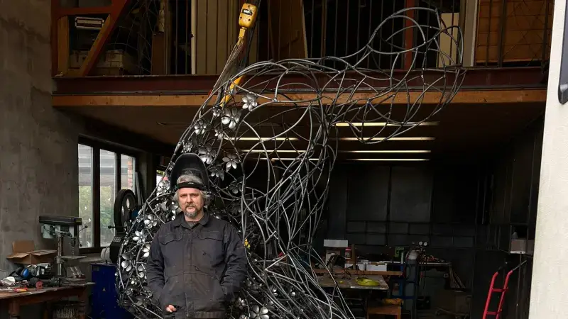 Dit is het nieuwste werk van kunstenaar Wilfried De Cock uit Rillaar: "Een reus op een berg in Frankrijk"