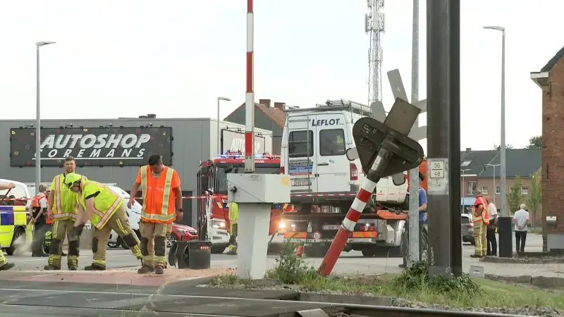 Bestelwagen botst met voorbijrijdende trein in Aarschot, geen gewonden