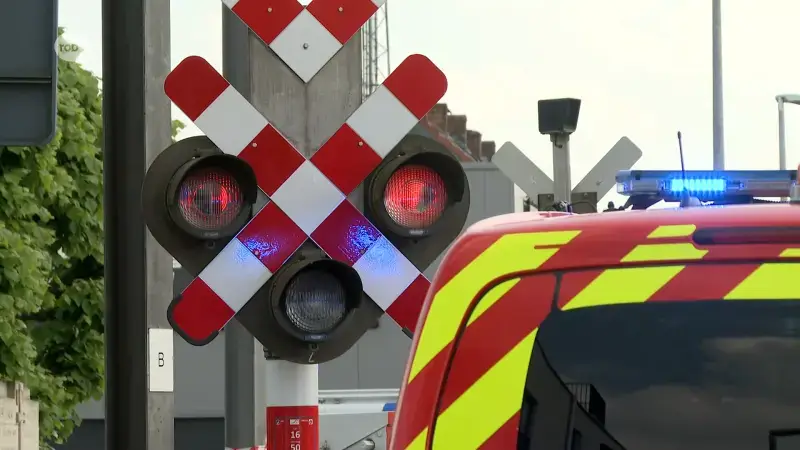 Bestelwagen botst met voorbijrijdende trein in Aarschot, geen gewonden