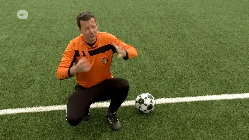 Scheidsrechter uit Landen geeft op unieke manier tips op Instagram en TikTok: "Ik heb ondervonden dat mensen de voetbalregels niet echt snappen"