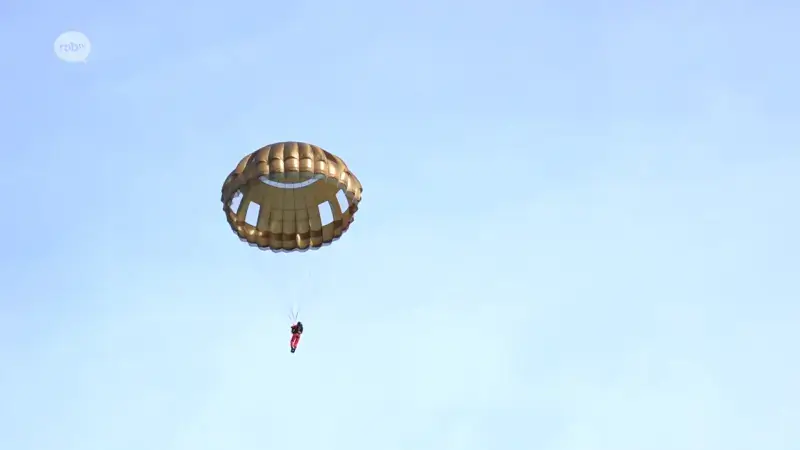 Parachutist van 35 zwaargewond na val aan vliegveld van Schaffen