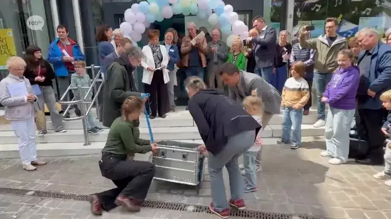 Leerlingen kunstacademie begraven tijdscapsule die pas in 2076 weer opgegraven wordt