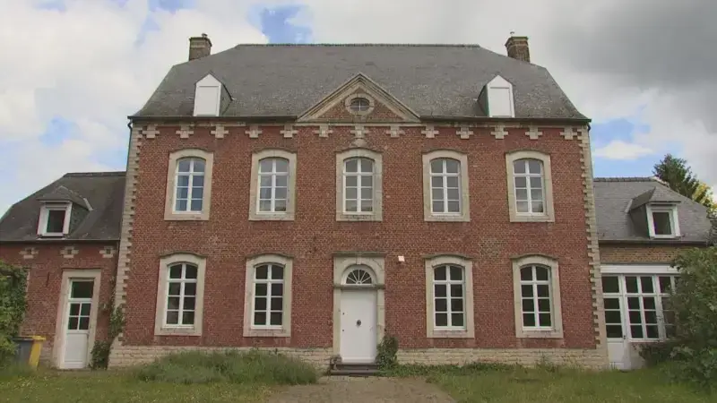 Gezin huurt de pastorie in Hoegaarden voor amper 200 euro per maand: "Dat zijn natuurlijk geen marktconforme prijzen"