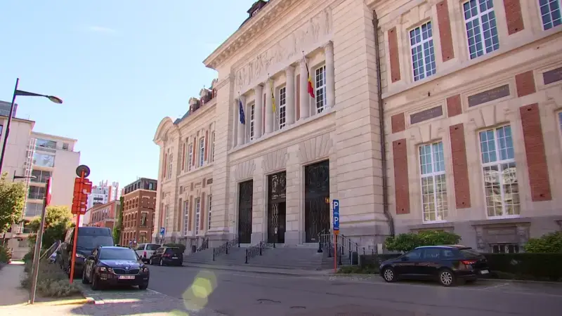 Twee twintigers opgepakt na reeks diefstallen en misbruik bankkaart
