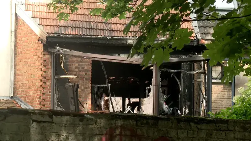 Huis onbewoonbaar na hevige brand in Platte Lostraat in Leuven: "Enkele bewoners ter controle naar het ziekenhuis gebracht"