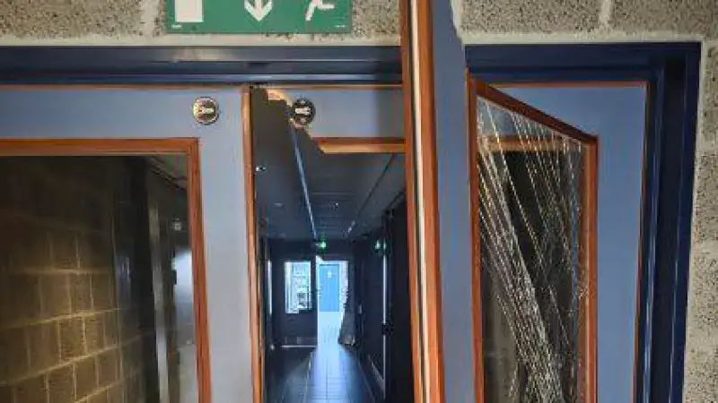 Politie op zoek naar vandalen die afgelopen weekend op verschillende plaatsen inbraken in Zoutleeuw: "Deuren zijn losgerukt, glas is helemaal gebarsten"