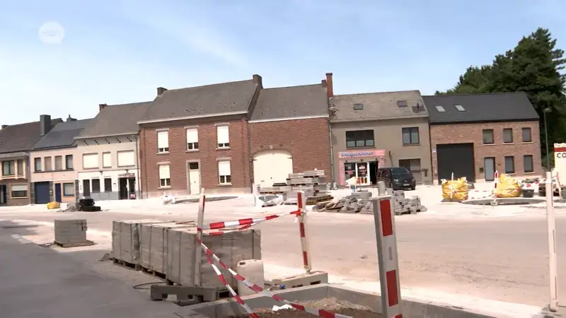 Blauwe zone op Sint-Genovevaplein in het centrum van Oplinter: maximaal drie uur parkeren