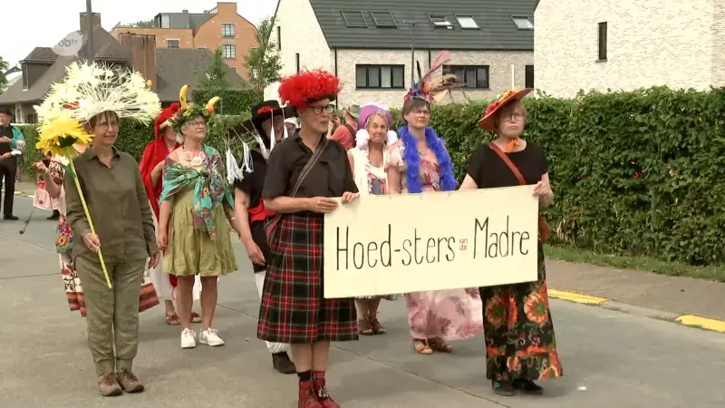 Prettig Gestoorde Optocht trekt door de straten van Veltem-Beisem om eeuwenoude fusie te vieren