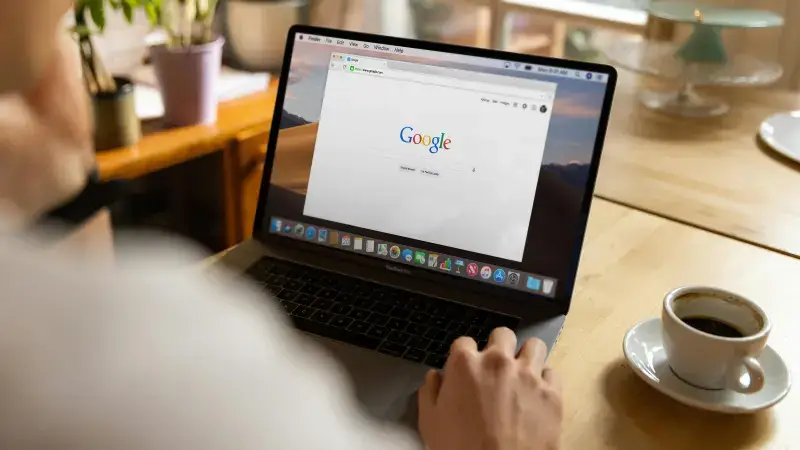 Zo stel je ROBtv in als voorkeursbron in Google