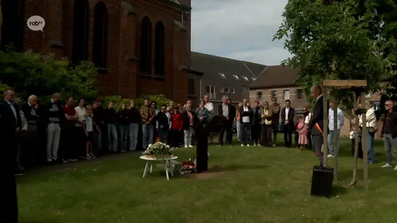Haasrode herdenkt Anna en Liliana 1 jaar na gezinsdrama: "Vandaag huilt iedereen, we missen jullie zo"