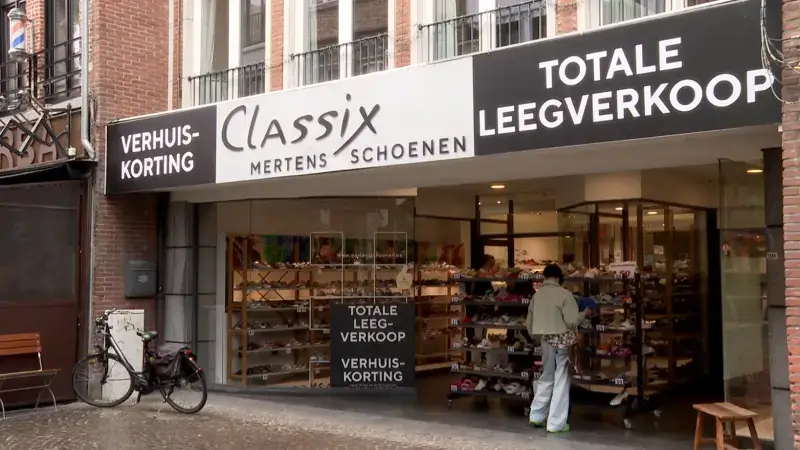 Man bedreigt medewerkers met mes in schoenenwinkel Mertens en Brackx in Diestestraat