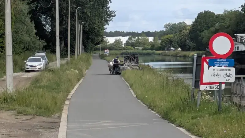 Auto crasht en brandt volledig uit op jaagpad langs kanaal Leuven-Dijle in Tildonk