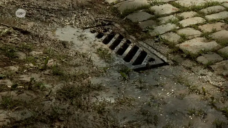 Drinkwater stroomt al week lang rechtstreek in riolering door waterlek