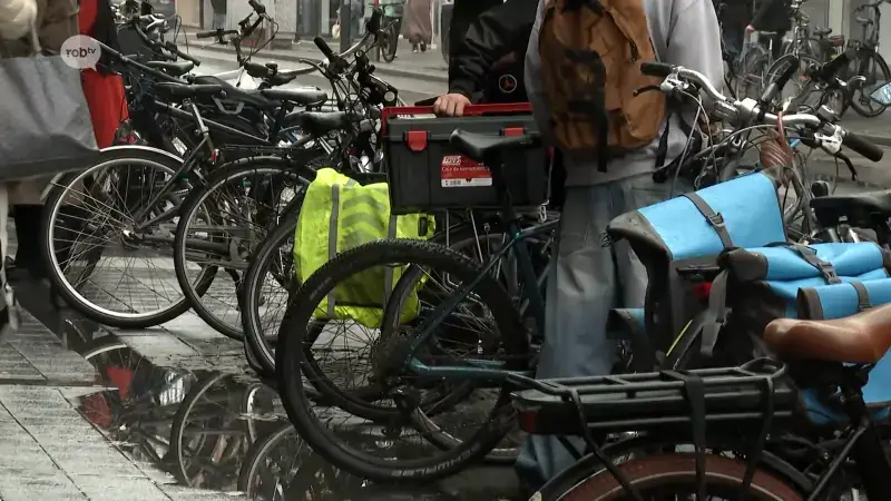 Leuven en Albert Heijn pakken overlast van fietsen voor supermarkt in Bondgenotelaan aan