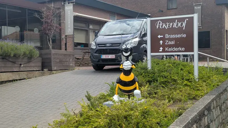 Opvallend nieuw standbeeld aan brasserie Pakenhof in Heverlee