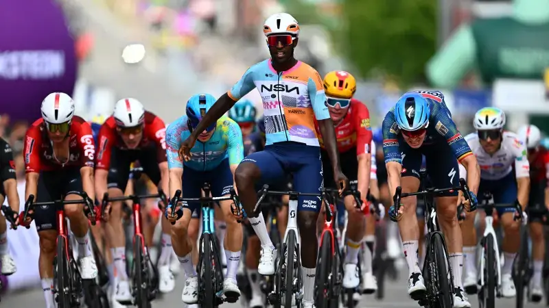 Biniam Girmay wint eerste rit van Ronde van België in Scherpenheuvel