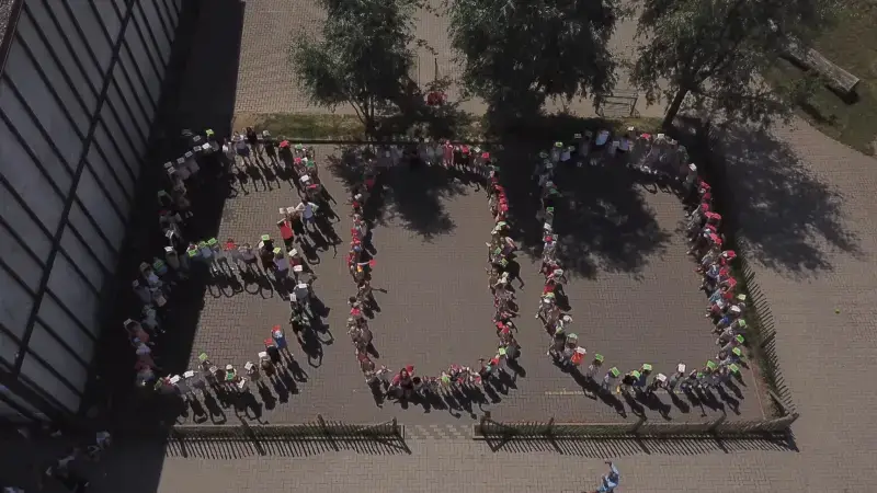 200 leerlingen van Sint-Annaschool in Duisburg vormen levende 800: "800 jaar geleden hebben de Duisburgenaren hun vrijheid gekregen"