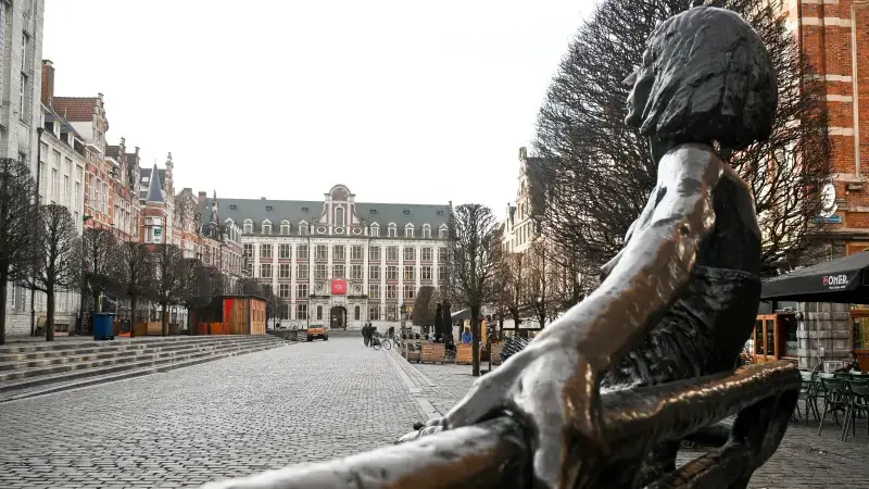 5 jaar cel met uitstel en schadevergoeding van bijna 3.000 euro voor ex-gedetineerde die 2 agenten slaat op Oude Markt in Leuven