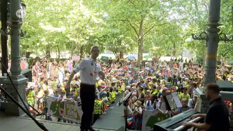 650 leerlingen uit de lagere school zingen samen in stadspark in Leuven: "Kinderen kennis laten maken met muziek op jonge leeftijd is belangrijk"