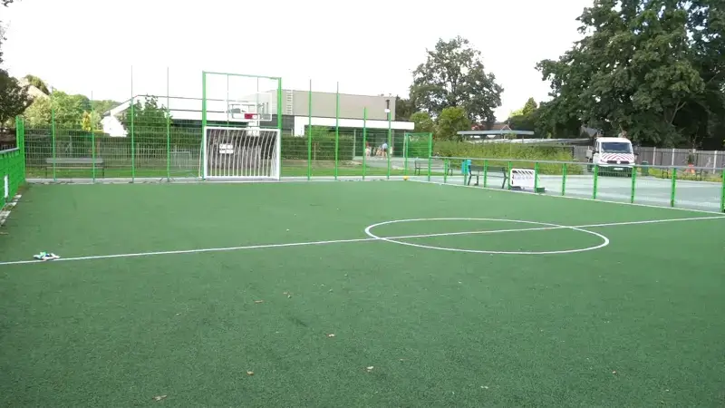 Extra politiecontroles aan sportkooi in Glabbeek na klachten over hangjongeren
