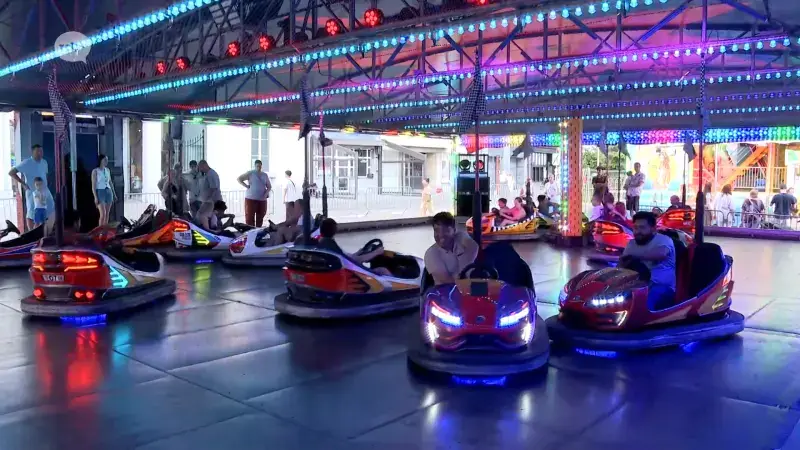 "Voor tienduizenden euro's aan schade", Vandalen vernielen botsauto-attractie op kermis in Tienen en vluchten weg in auto